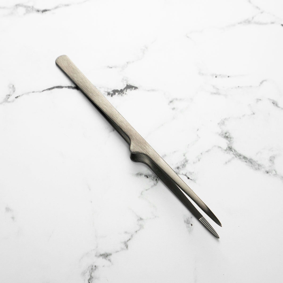 Gestura Petite Stando Tweezer - Gunmetal